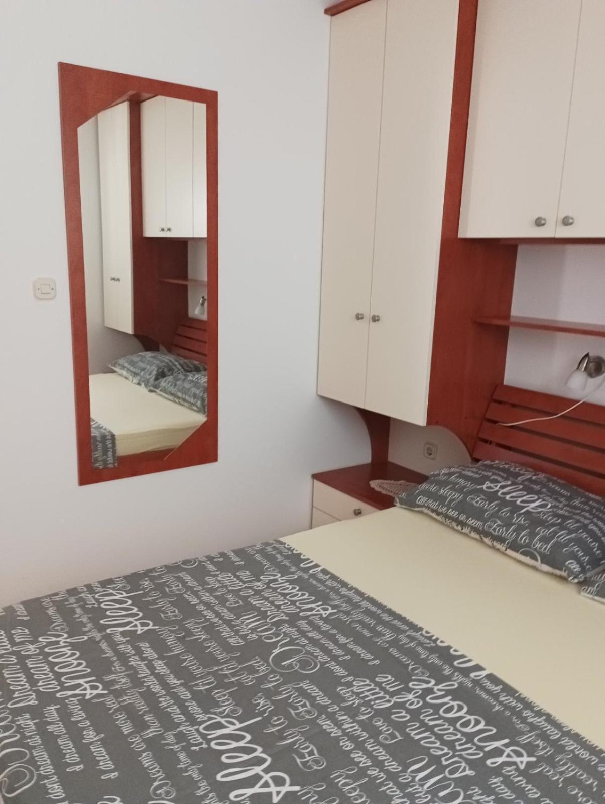 Apartmani Ana Vir Eksteriør bilde
