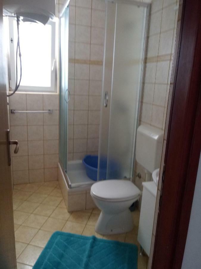 Apartmani Ana Vir Eksteriør bilde