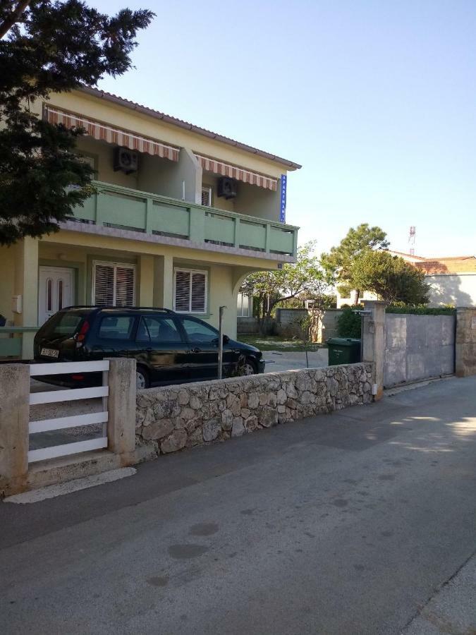 Apartmani Ana Vir Eksteriør bilde